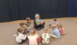 Głośne czytanie w Przedszkolu „Casper” w Łęcznej 